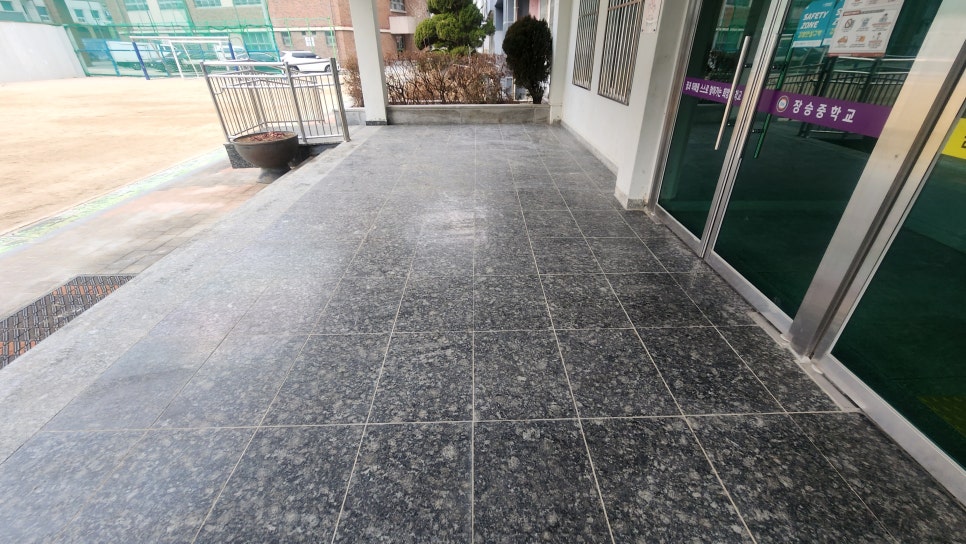 학교 현관 시공 전