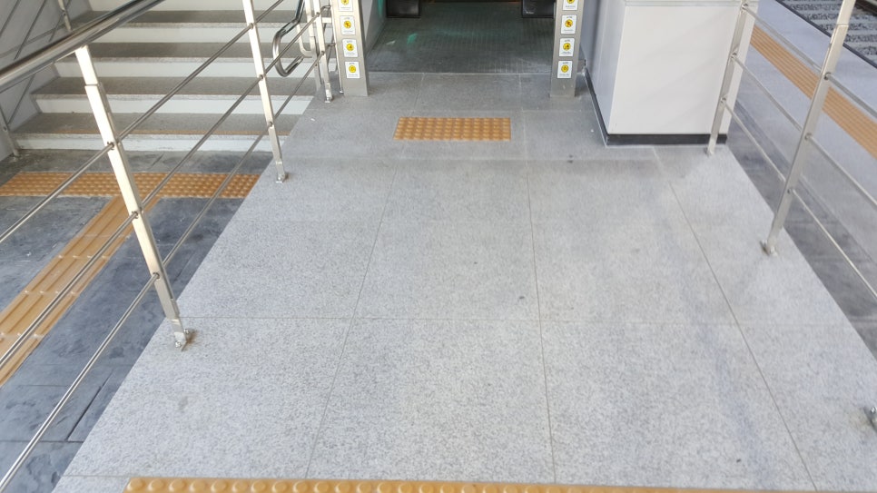 승강장 바닥 1